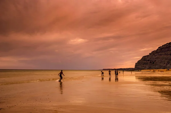 Kinder Spielen Strand Von Porto Mos Bei Sonnenuntergang Flankiert Von — Stockfoto