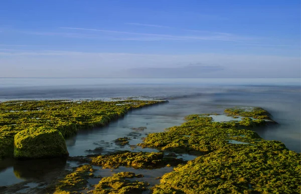 Flankiert Von Hohen Klippen Gleicht Der Schöne Strand Von Porto — Stockfoto