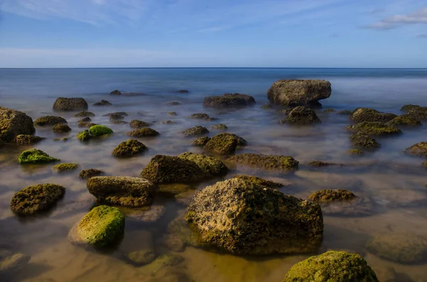 Flankiert Von Hohen Klippen Gleicht Der Schöne Strand Von Porto — Stockfoto