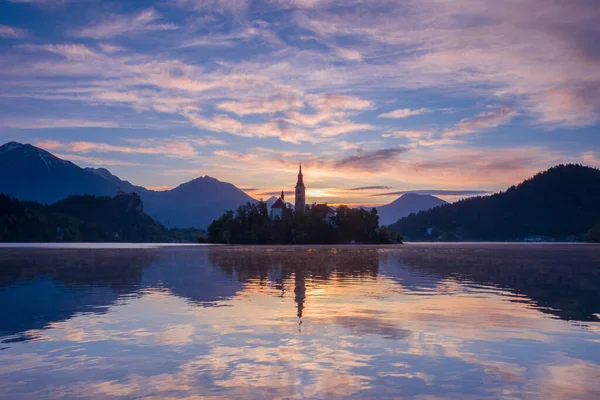 Krásný Východ Slunce Odraz Jezera Bled Jezerní Ostrov Okouzlující Kostelík — Stock fotografie