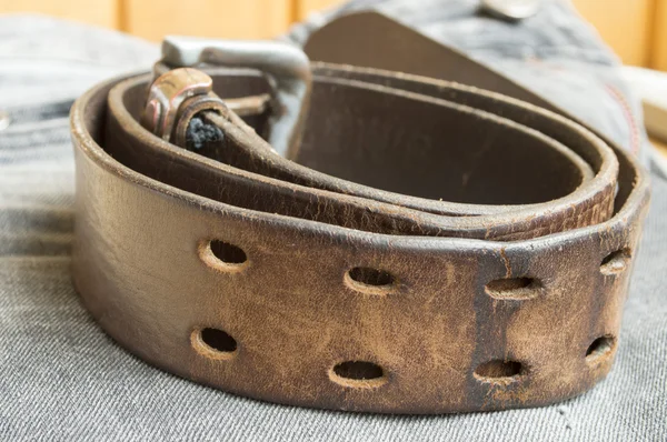 Ceinture en cuir rugueux sur fond de jeans — Photo