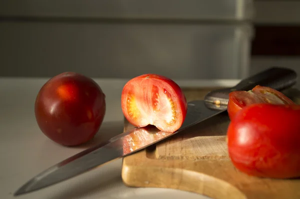 Равіолі з помідорами на фоні дерева — стокове фото