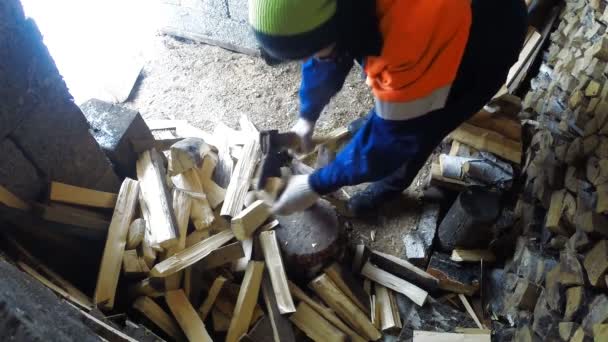 男が薪をチョップします。 — ストック動画