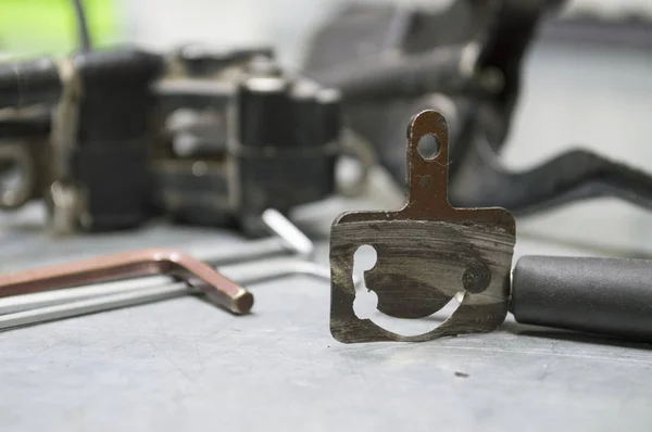 Инструменты и детали для ремонта велосипеда — стоковое фото