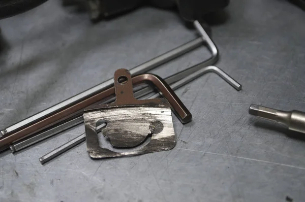 Herramientas y piezas para la reparación de una bicicleta — Foto de Stock