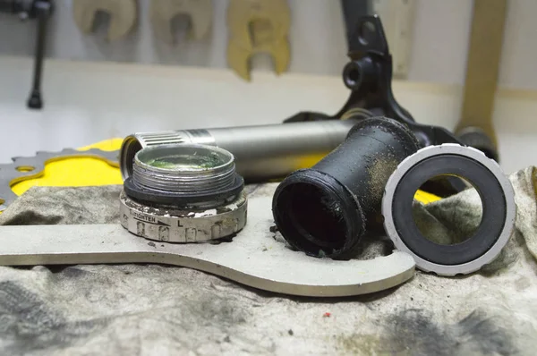 Herramientas y piezas para la reparación de una bicicleta —  Fotos de Stock