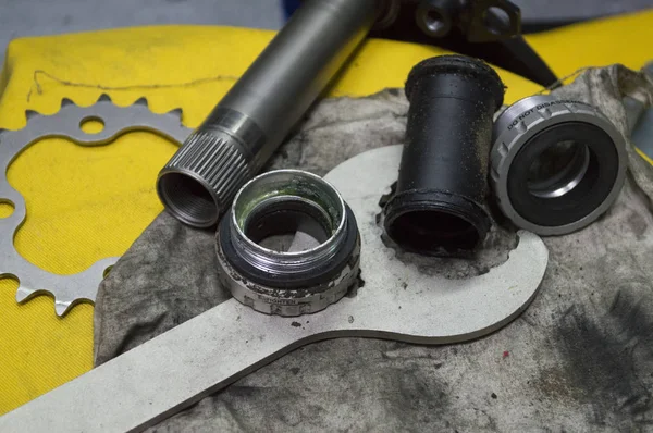 Outils et pièces pour la réparation d'un vélo — Photo