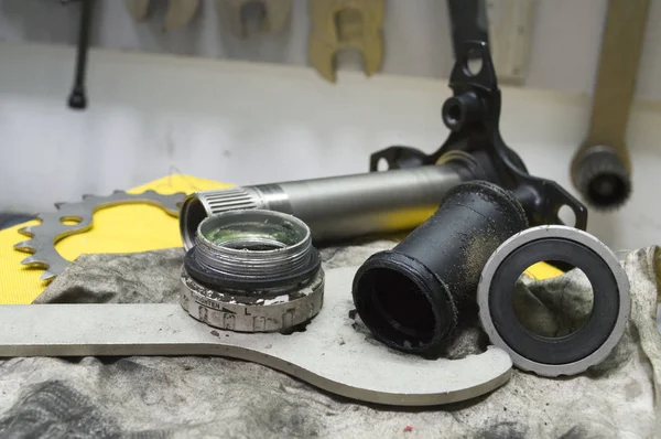 Werkzeuge und Teile für die Reparatur eines Fahrrades — Stockfoto