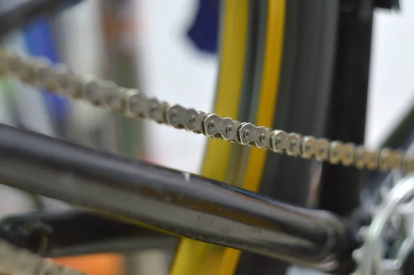 Herramientas y piezas para la reparación de una bicicleta —  Fotos de Stock