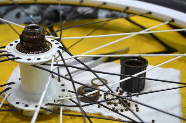 使い古された自転車のスポークとブッシング — ストック写真