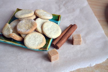 Güzel bir tabak içinde el yapımı kurabiye