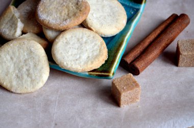 Güzel bir tabak içinde el yapımı kurabiye