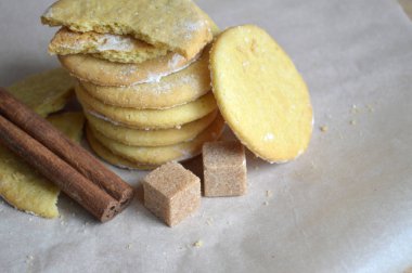 Güzel bir tabak içinde el yapımı kurabiye