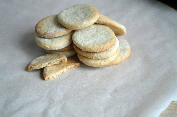 Biscuits faits à la main dans une belle assiette — Photo