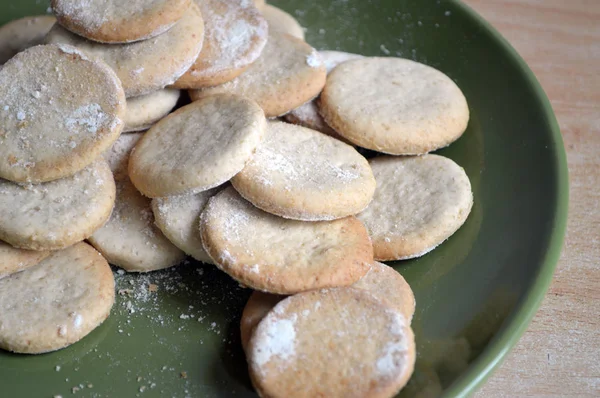 Güzel bir tabak içinde el yapımı kurabiye