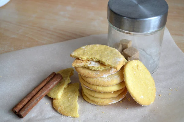 Handgemachte Plätzchen auf einem schönen Teller — Stockfoto