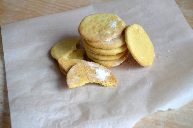 Güzel bir tabak içinde el yapımı kurabiye