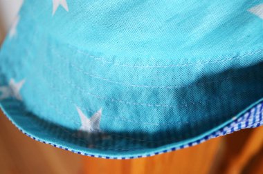 ahşap bir zemin üzerine mavi panama