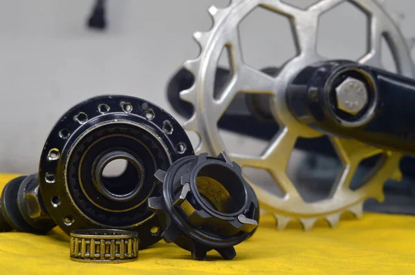 Yıpranmış Bisiklet konuşmacı ile burç