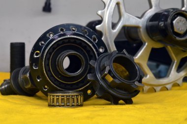 Yıpranmış Bisiklet konuşmacı ile burç