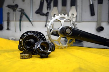 Yıpranmış Bisiklet konuşmacı ile burç