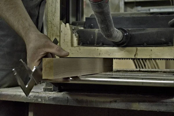 Инструменты и аксессуары для обработки древесины крупным планом — стоковое фото