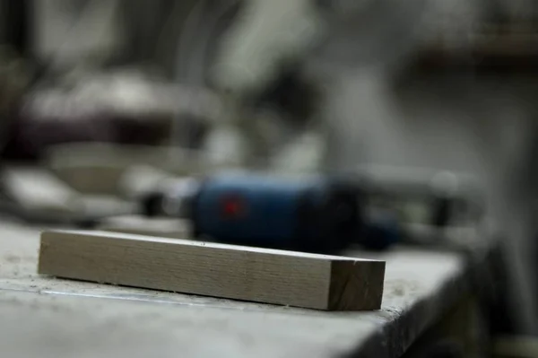 Инструменты и аксессуары для обработки древесины крупным планом — стоковое фото
