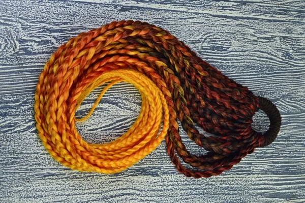 Tranças laranja em um fundo branco a curta distância — Fotografia de Stock