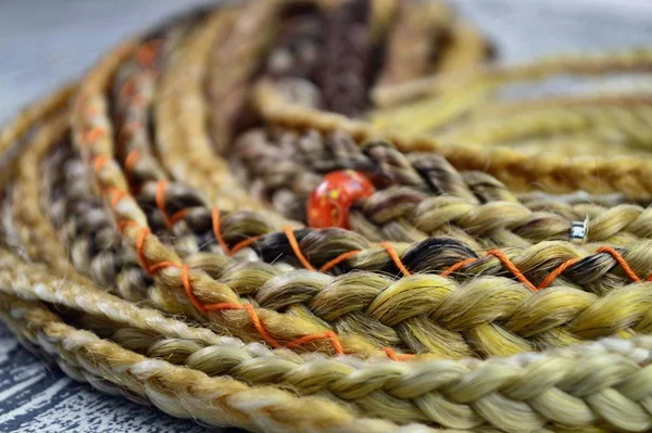 Perla de cristal naranja en trenzas en el cabello —  Fotos de Stock