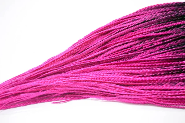 Yakın mesafeden beyaz arkaplanda pembe örgüler.