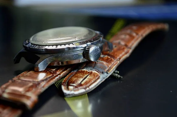 Старые механические часы с царапинами в мастерской — стоковое фото