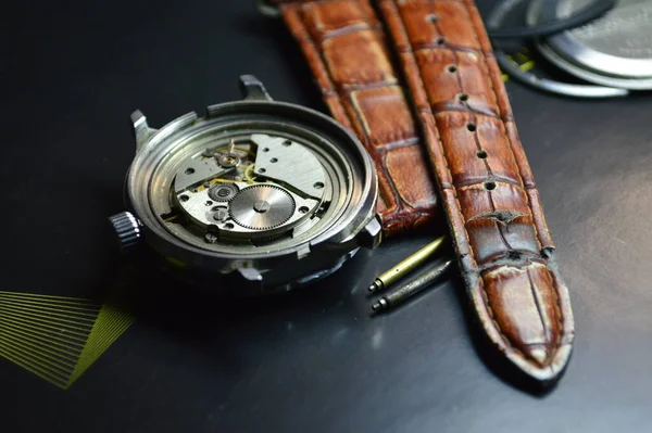 The process of repair of mechanical watches — Stockfoto