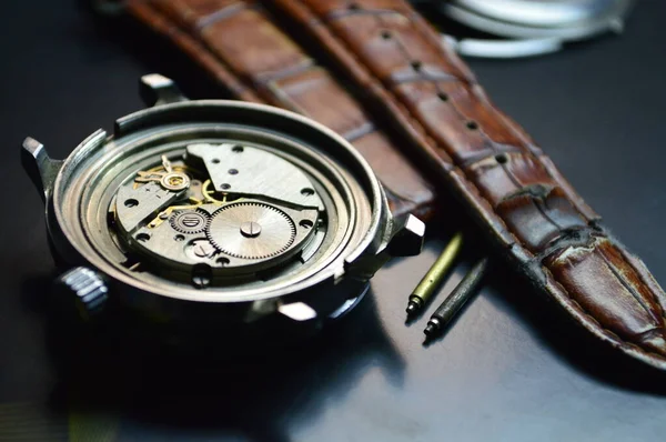 The process of repair of mechanical watches — Stockfoto