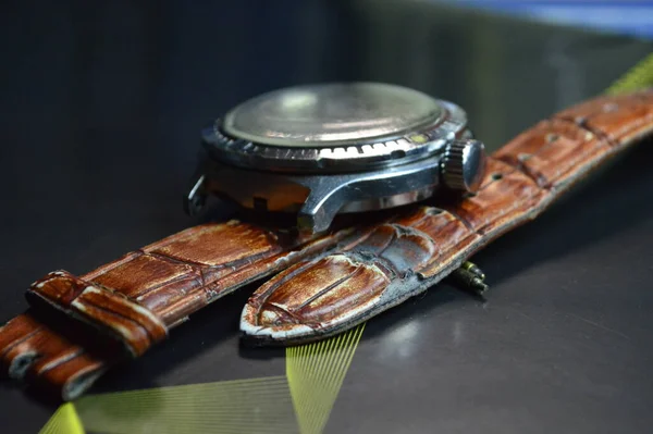 Old mechanical watch with scratches in workshop — Stock fotografie