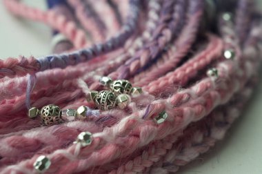 Yakın mesafeden ahşap arka planda örgüler