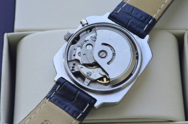 bir tamir atölyesinde saat mekanizması