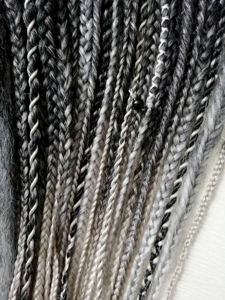 Çift uçlu sentetik örgüler, siyah beyaz.