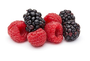 Ahududu ve böğürtlen beyaz arkaplanda izole