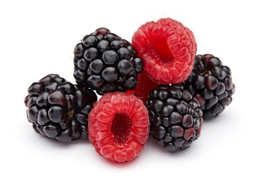 Ahududu ve böğürtlen beyaz arkaplanda izole