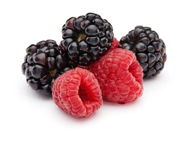 Blackberry ve Raspberry beyaz arkaplanda izole edilmiş