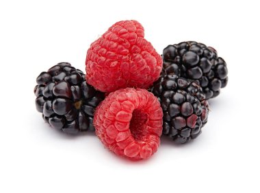 Ahududu ve böğürtlen beyaz arkaplanda izole