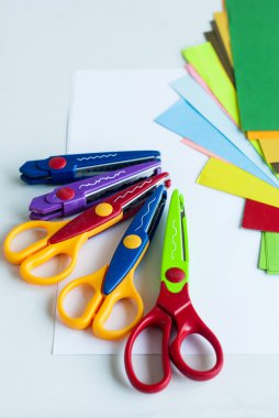 Çocukların yaratıcı araçlar. kıvırcık makas ve renkli resim 