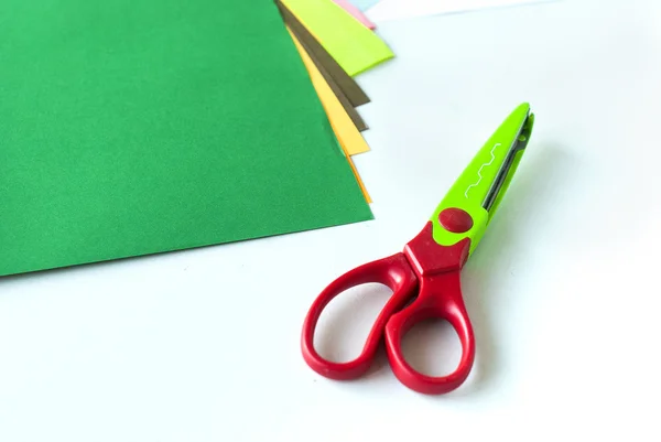 Children's creative tools. curly scissors and colored sheets of — ストック写真