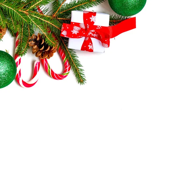 Рождественские украшения, конфетные палочки, маска, шишки на дереве — стоковое фото