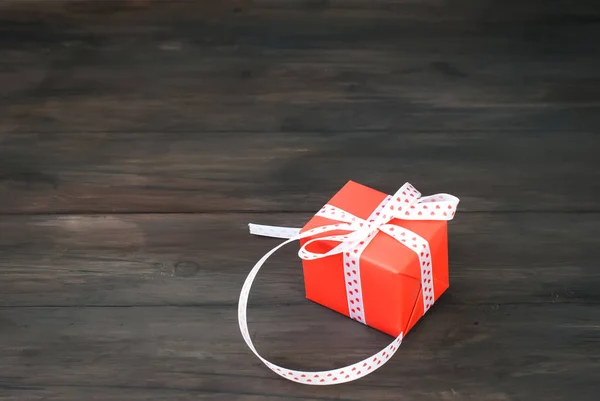 Δώρο κουτί δεμένο με μια κόκκινη κορδέλα, κλαδιά έλατου, καραμέλα και τα Χριστούγε — Φωτογραφία Αρχείου