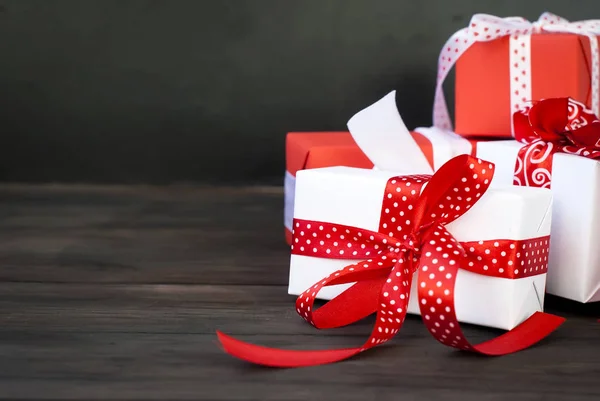 Caja de regalo atada con una cinta roja, ramas de abeto, dulces y navidad —  Fotos de Stock