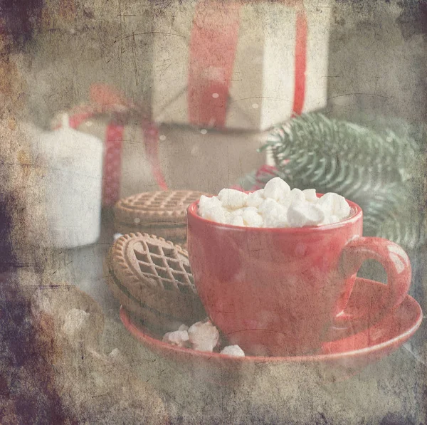 Cup of cocoa with marshmallows and Christmas gifts in the backgr — Stock Photo, Image