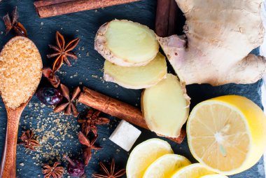 limon, zencefil, şeker ve baharat - baharatlı warmin için malzemeler