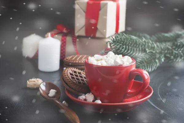 Filiżankę kakao z pianki i prezenty świąteczne w tle — Zdjęcie stockowe