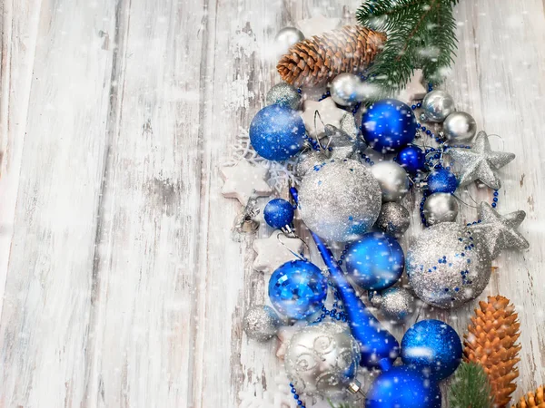 Boże Narodzenie oddziałów, kulki, koraliki, szyszki, ozdoby świąteczne — Zdjęcie stockowe